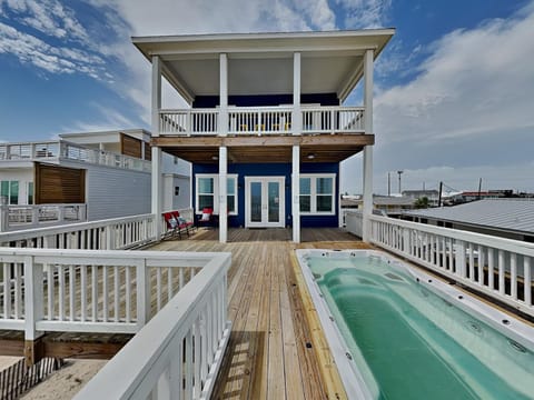 Property building, Patio, Hot Tub, Balcony/Terrace