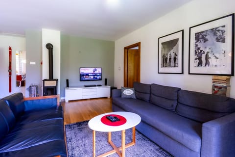 Communal lounge/ TV room, TV and multimedia, Living room, Seating area, Evening entertainment