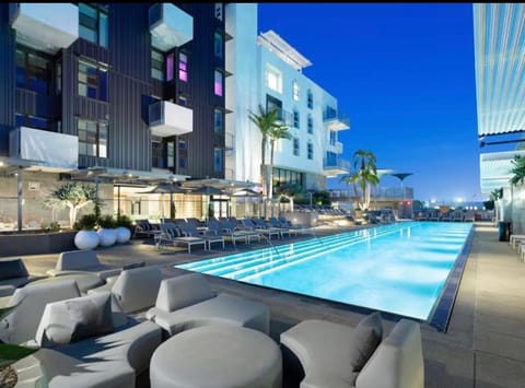 Property building, Communal lounge/ TV room, Day, Evening entertainment, City view, Pool view, Swimming pool, Swimming pool, sunbed