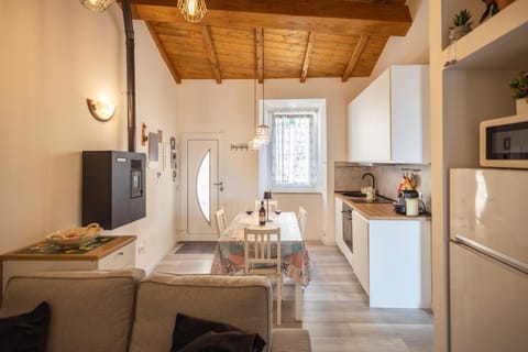 Coffee/tea facilities, Kitchen or kitchenette, Living room, Seating area, Dining area, minibar, oven, stove