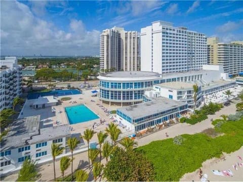 Castle Beach Club Apartments Condominio in Miami Beach