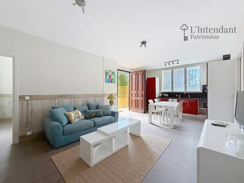 TV and multimedia, Kitchen or kitchenette, Living room, Seating area, internet