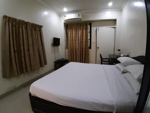 Bed, TV and multimedia, Bedroom