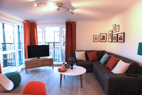 Day, Photo of the whole room, Seating area, Autumn, On site