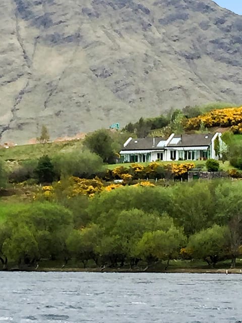 One bedroom house with lake view and enclosed garden at Tourmakeady/Derrypark House in County Mayo