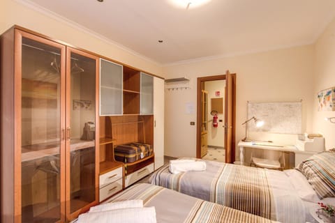 Bed, Photo of the whole room, Bedroom, City view, internet, locker, soundproof, wardrobe, air conditioner