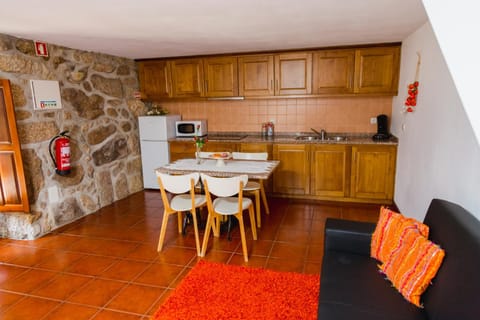 Communal lounge/ TV room, Kitchen or kitchenette, Dining area, minibar, stove, toaster