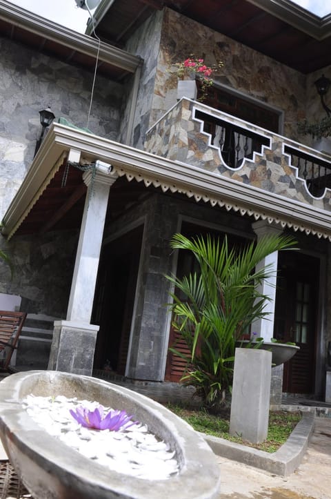 Villa Aroshina with cooking class Bed and Breakfast in Galle
