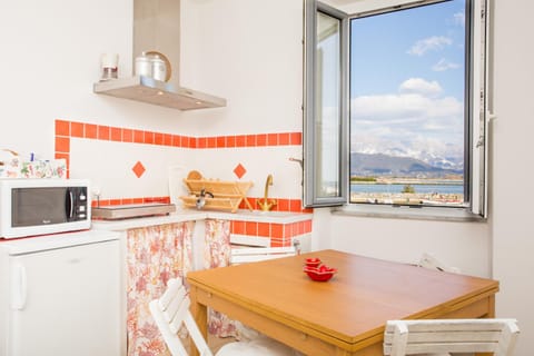 Kitchen or kitchenette, Mountain view, River view, Sea view