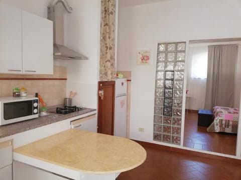 Kitchen or kitchenette, Dining area, stove
