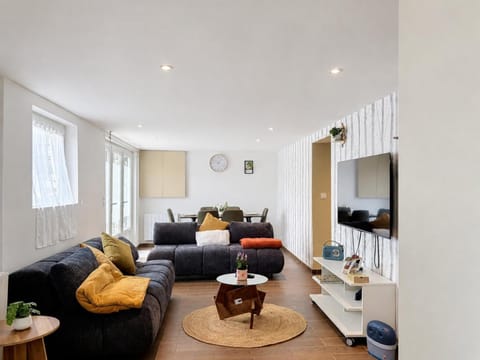 Communal lounge/ TV room, TV and multimedia, Living room, Dining area