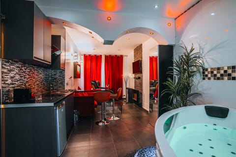 Hot Tub, Living room, Seating area