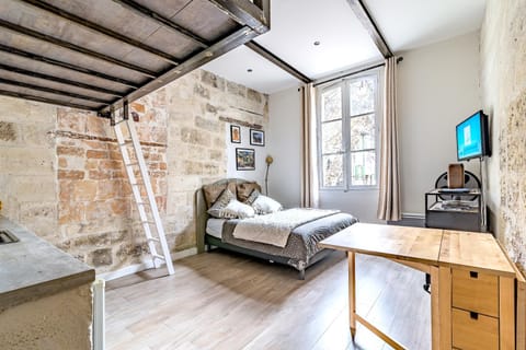 Bed, TV and multimedia, Dining area, bunk bed