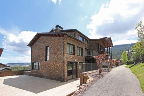 Property building, Spring, Summer, Mountain view, Quiet street view