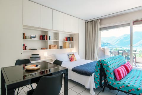 Bed, Natural landscape, Seating area, Dining area, Bedroom, Mountain view