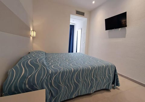 TV and multimedia, Photo of the whole room, Bedroom