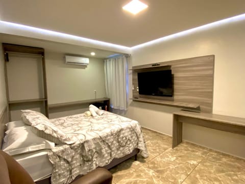 Bed, TV and multimedia, Photo of the whole room, Evening entertainment, Bedroom, towels, air conditioner