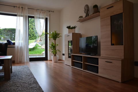 TV and multimedia, Living room, Garden view