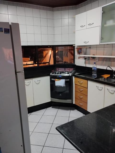 Kitchen or kitchenette, pet friendly, stove