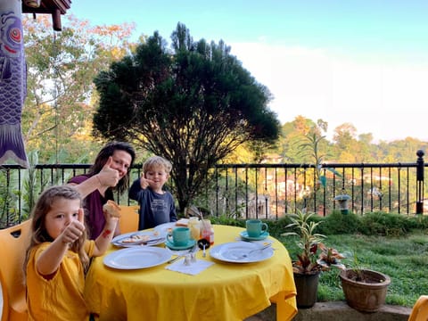 Food and drinks, Dining area, Garden view, Family