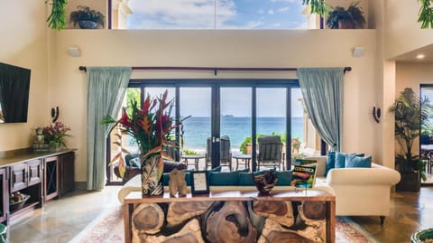 Stunning beachfront Flamingo mansion with incomparable ocean setting Haus in Playa Flamingo