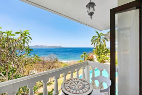 Ocean-View Flamingo Palace with Stone Courtyard and Giant Infinity Pool Maison in Playa Flamingo