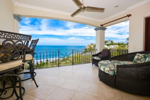 Exquisitely decorated 5th-floor aerie with views of two bays in Flamingo Maison in Playa Flamingo