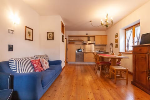 Living room, Dining area, stove