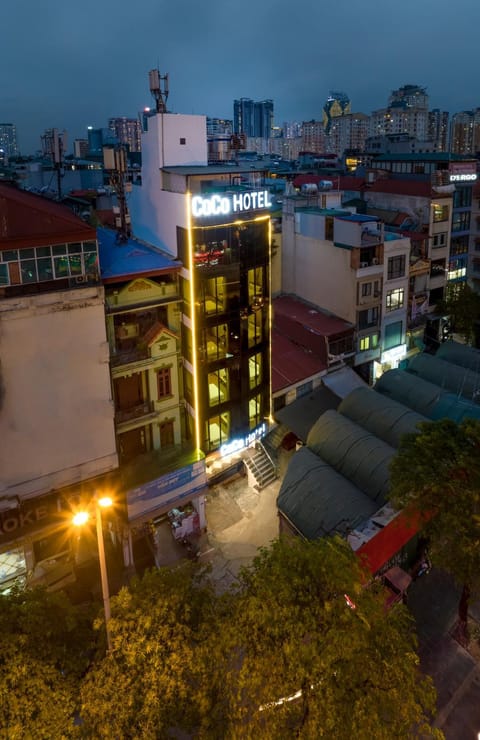 Property building, Night, Neighbourhood, City view, Street view, Location, Parking