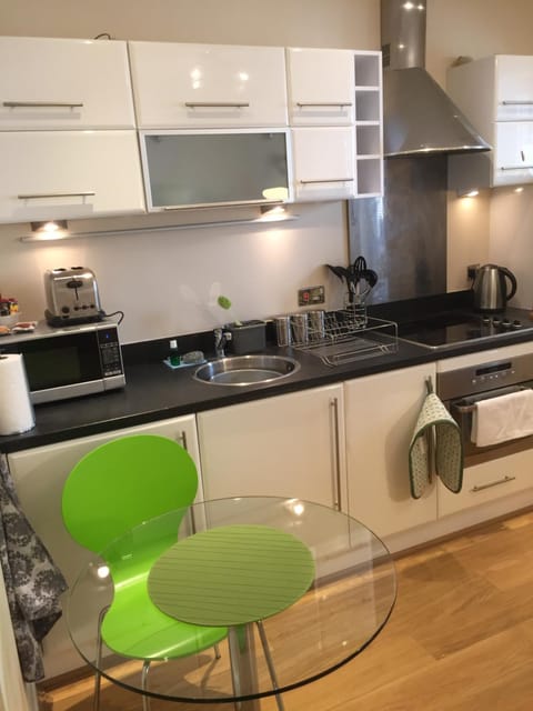 Number 10 Serviced Apartment - City Center Condo in Southampton