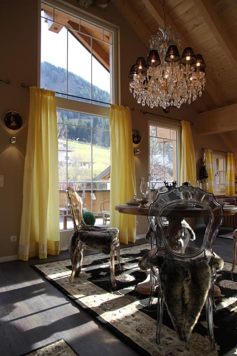 Living room, Dining area, Mountain view