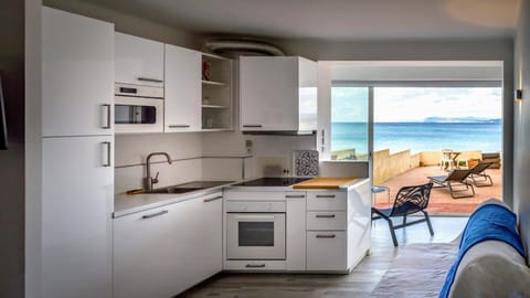 Kitchen or kitchenette, Sea view