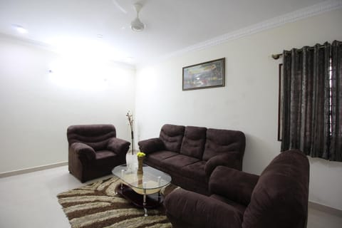 Communal lounge/ TV room, Living room, Seating area