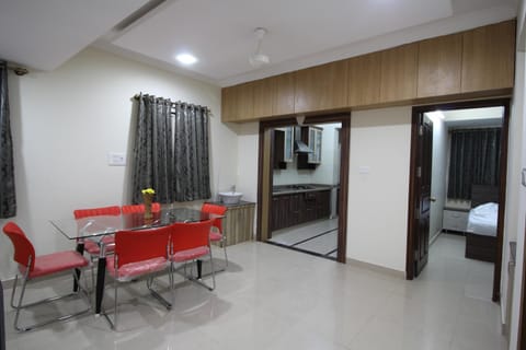 Bed, Kitchen or kitchenette, Seating area, Dining area