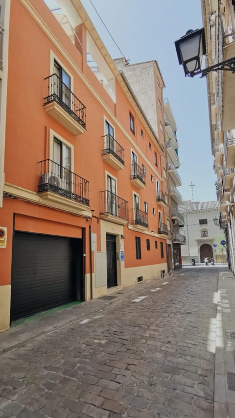 Facade/entrance, Off site, Day, Neighbourhood, Decorative detail, Street view, Parking