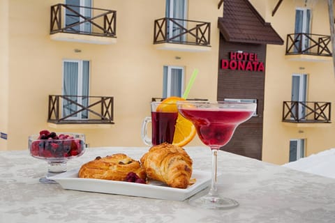 Property building, Balcony/Terrace, Food and drinks, Food, Breakfast