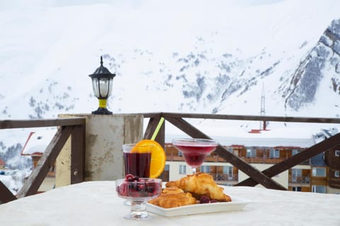 Property building, Winter, Balcony/Terrace, Food and drinks, Food, Mountain view, Breakfast, Continental breakfast, Buffet breakfast, Drinks, Alcoholic drinks, Non alcoholic drinks, Non alcoholic drinks