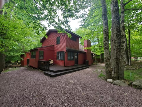 Chalet renovated Near Casino, Camelback , Kalahari 4bdrms firepit hot tub game room Haus in Coolbaugh Township