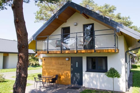 Property building, Facade/entrance, Day