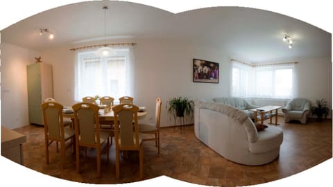 Coffee/tea facilities, Kitchen or kitchenette, Living room, Dining area