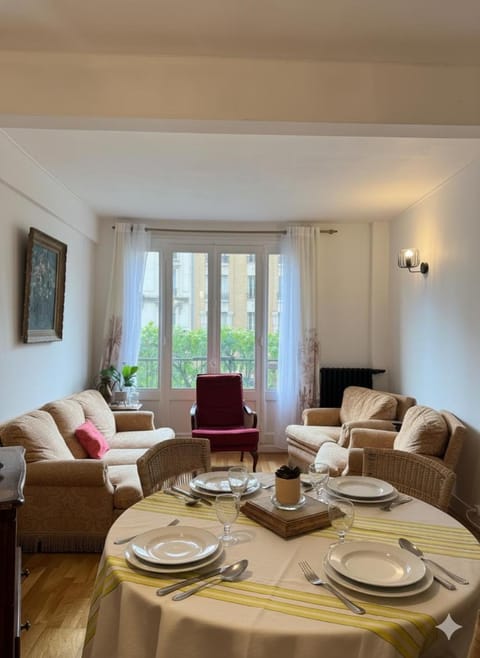 Living room, Seating area, Dining area