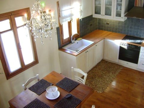 Kitchen or kitchenette, Dining area, oven, pet friendly