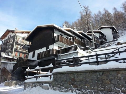 Property building, Facade/entrance, People, Decorative detail, Guests, Mountain view, group of guests, Family