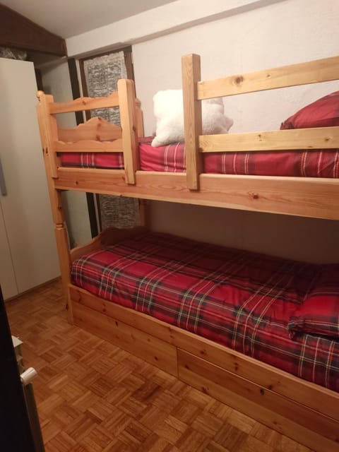 Bed, Photo of the whole room, bunk bed