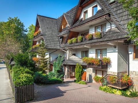 Property building, Facade/entrance, Spring, Day, Neighbourhood, Garden, Garden view, Street view