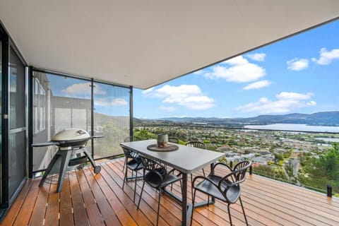 View (from property/room), Balcony/Terrace, Mountain view