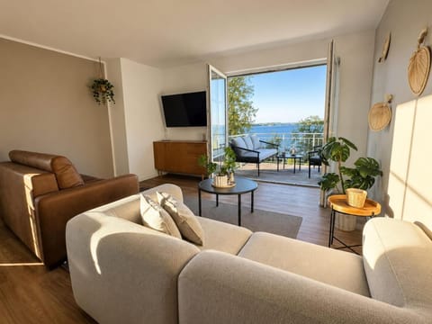 Communal lounge/ TV room, TV and multimedia, View (from property/room), Balcony/Terrace, Living room, Seating area, Lake view