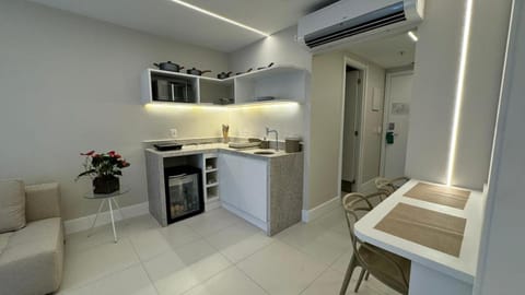 Kitchen or kitchenette, Dining area, minibar