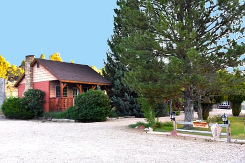 Arrowhead Country Cabins Estancia en una granja in Mount Carmel