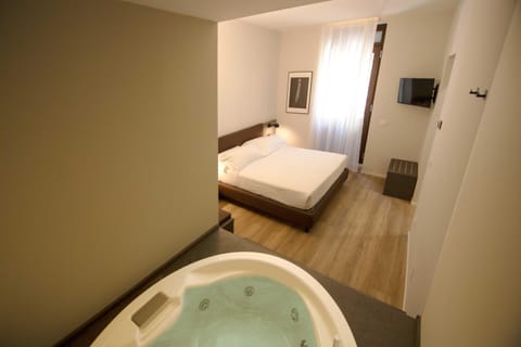 Hot Tub, Photo of the whole room